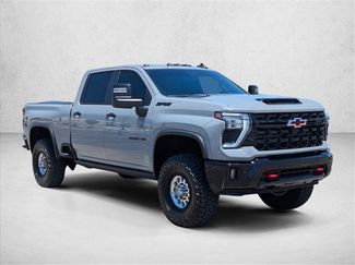 Used 2025 Chevrolet Silverado 2500 ZR2 w/ Technology Package AWD/4WD video 3