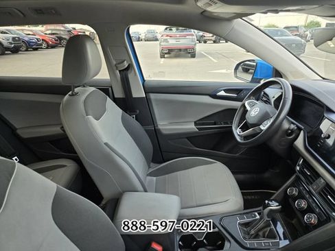 Certified 2023 Volkswagen Taos SE w/ Panoramic Sunroof Package FWD image 9