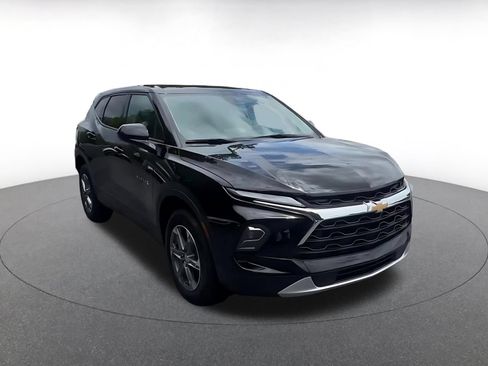 Used 2026 Chevrolet Blazer LT FWD image 3