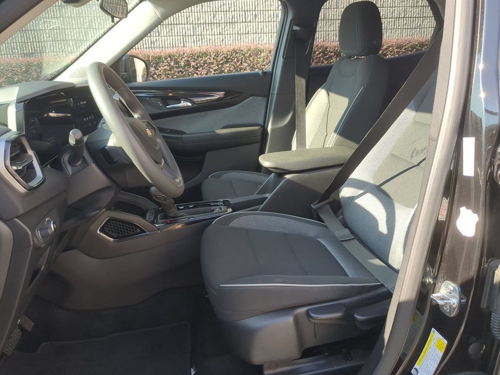 Used 2025 Chevrolet TrailBlazer LT AWD/4WD image 24