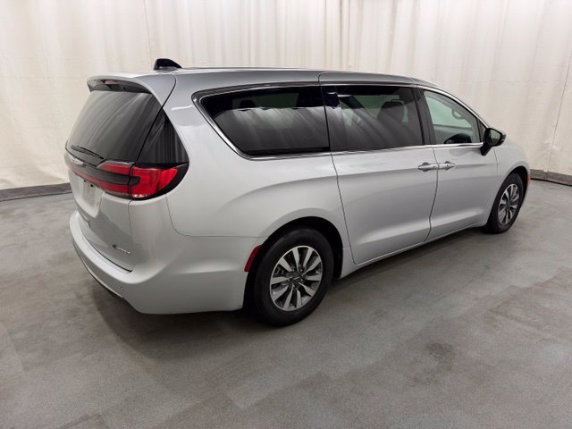 Used 2024 Chrysler Pacifica Limited FWD image 2