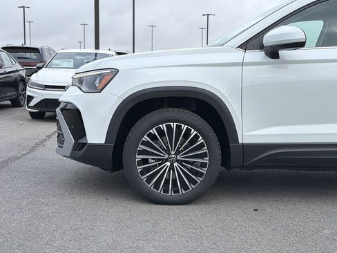 New 2026 Volkswagen Taos SE FWD image 9