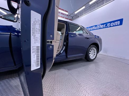 Used 2013 Chrysler 300 RWD image 39