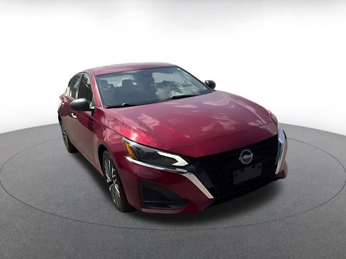 Used 2025 Nissan Altima 2.5 SV FWD image 16