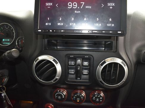 Used 2015 Jeep Wrangler Unlimited Rubicon w/ Connectivity Group image 28