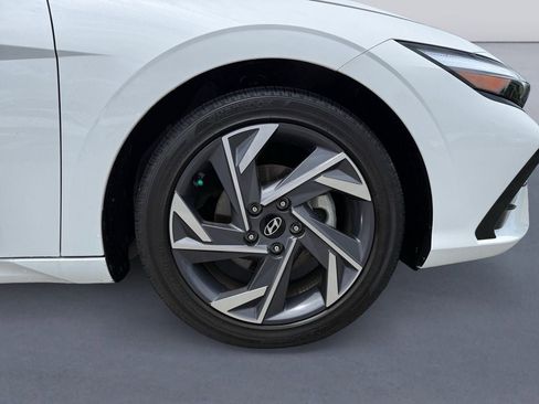 Used 2025 Hyundai Elantra Limited FWD image 9