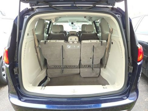 Used 2017 Chrysler Pacifica Touring-L FWD image 19
