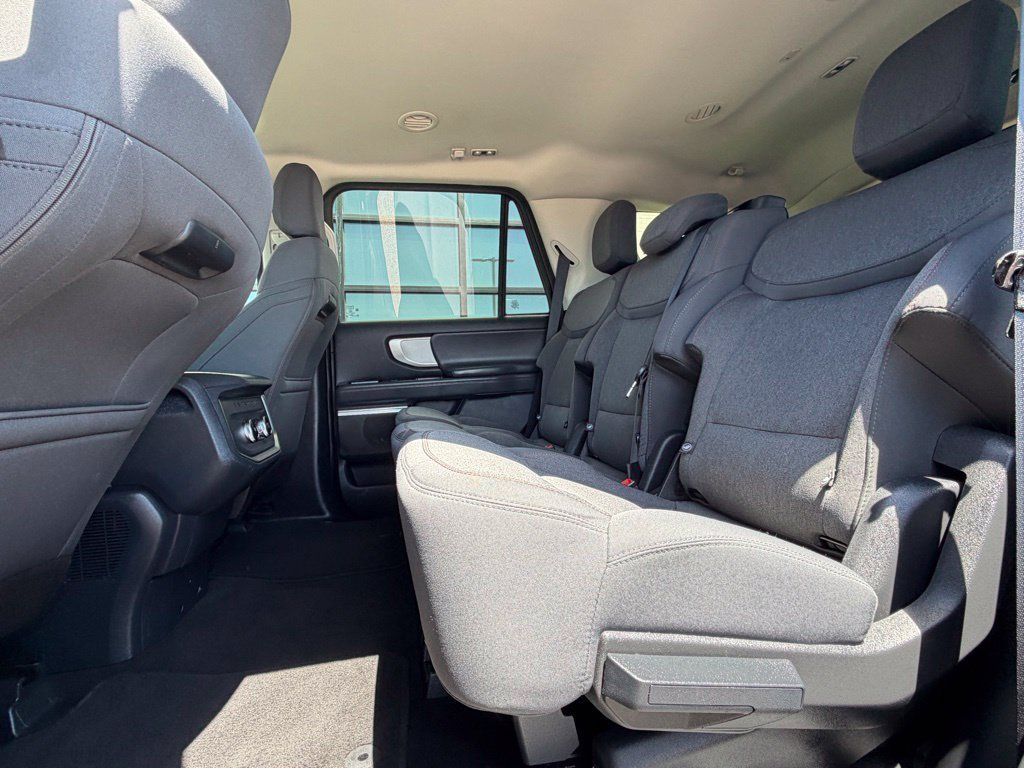 Used 2025 Ford Expedition Active AWD/4WD image 21