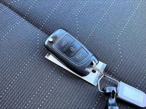Used 2024 Hyundai Venue SE FWD image 11