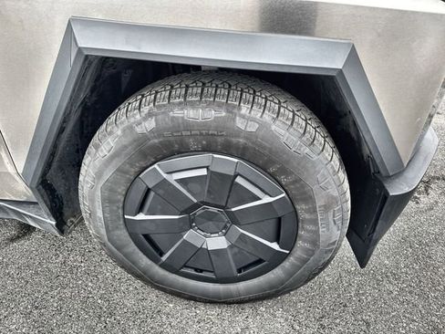 Used 2025 Tesla Cybertruck AWD Crew Cab image 9