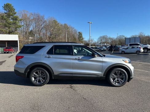 Used 2022 Ford Explorer XLT w/ Equipment Group 202A image 2