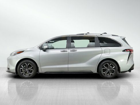 Used 2025 Toyota Sienna Platinum AWD/4WD image 2