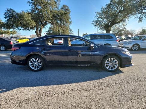 Used 2021 Toyota Avalon XLE image 4