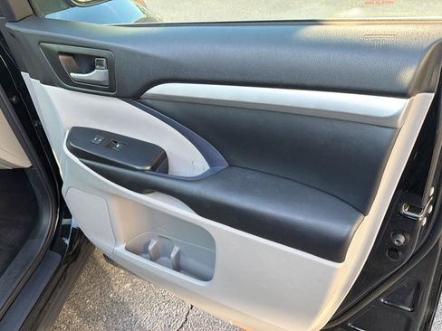 Used 2017 Toyota Highlander XLE FWD image 14