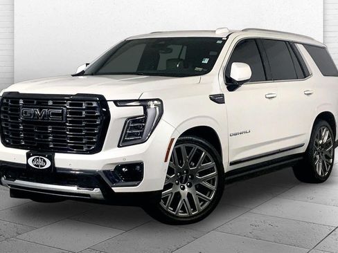 Used 2025 GMC Yukon Denali Ultimate w/ LPO, Floor Liner Package AWD/4WD image 12