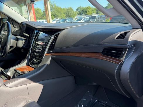 Used 2019 Cadillac Escalade ESV Luxury RWD image 31