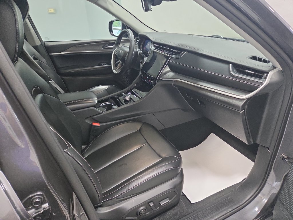 Used 2023 Jeep Grand Cherokee L Limited AWD/4WD image 19