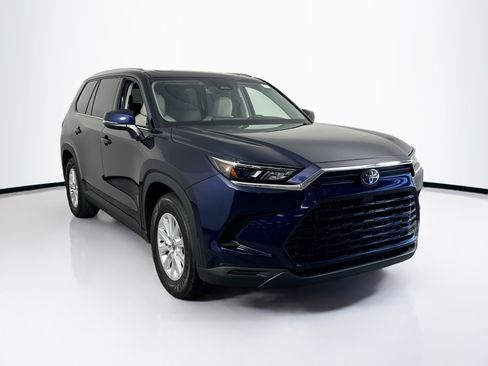Used 2024 Toyota Grand Highlander AWD image 3