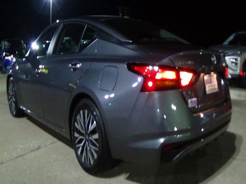 Used 2024 Nissan Altima 2.5 SV image 8