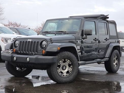 Used 2013 Jeep Wrangler Unlimited Sahara image 2