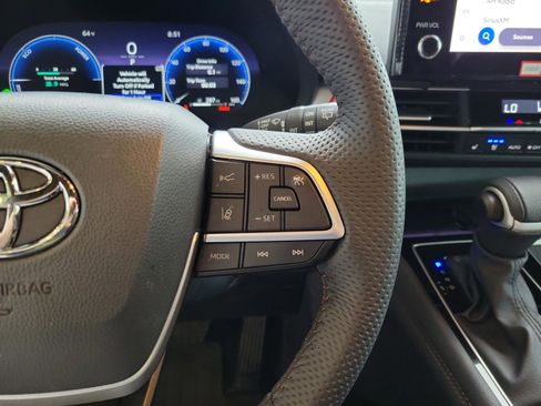 Used 2025 Toyota Sienna Limited image 14