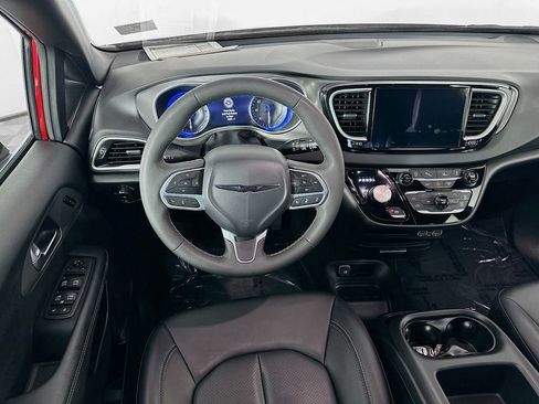 Used 2025 Chrysler Pacifica Select FWD image 28