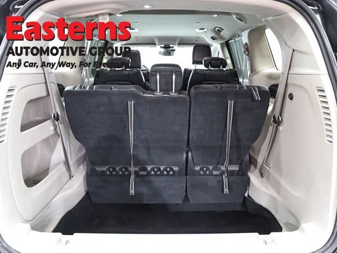 Used 2023 Chrysler Pacifica Touring-L FWD image 9