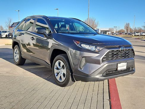 Used 2020 Toyota RAV4 LE image 4
