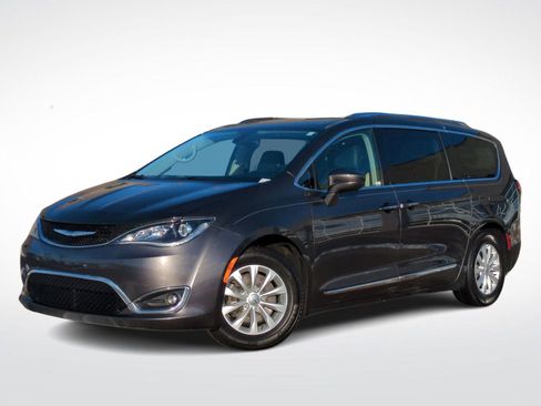 Used 2018 Chrysler Pacifica Touring-L Plus image 1