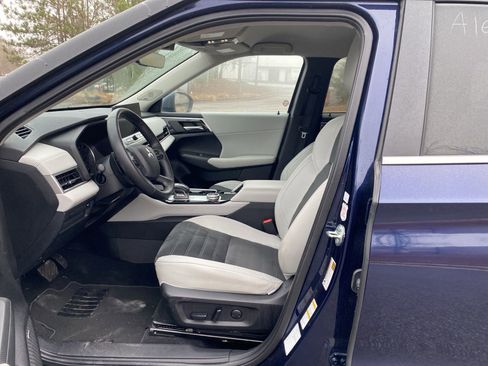 Used 2025 Mitsubishi Outlander SE image 9