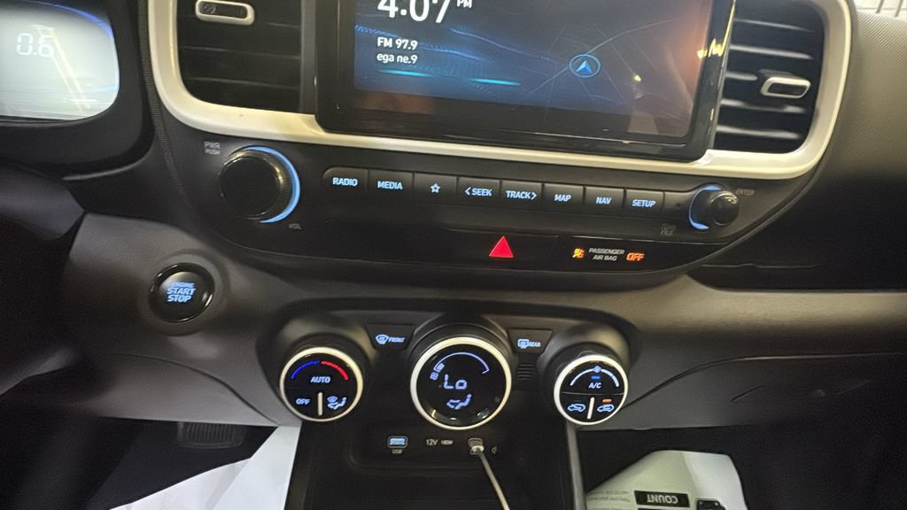 Used 2025 Hyundai Venue Limited FWD image 20