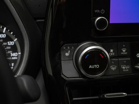 Used 2024 Toyota Highlander XLE image 17