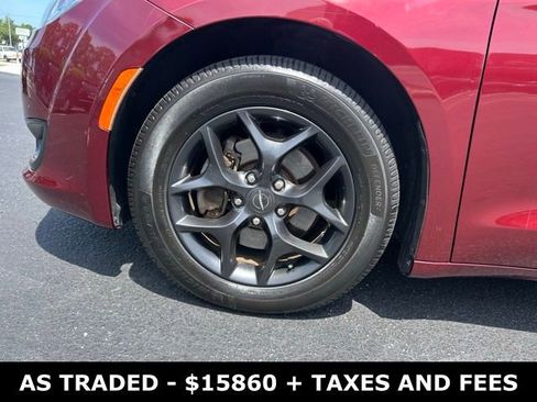 Used 2019 Chrysler Pacifica Touring-L Plus w/ S Appearance Package FWD image 9