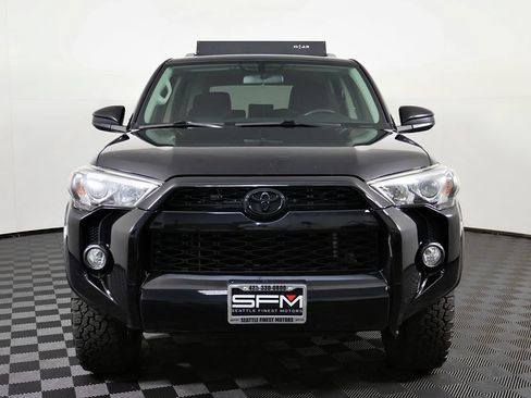 Used 2018 Toyota 4Runner SR5 AWD/4WD image 4