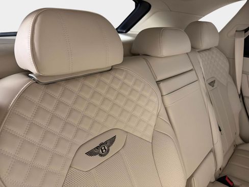 Used 2024 Bentley Bentayga Plug-In Hybrid image 28