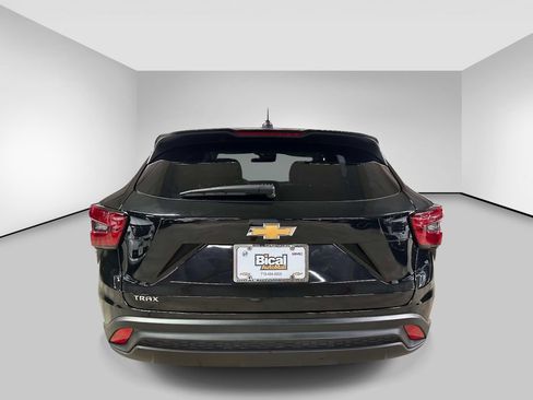 Used 2024 Chevrolet Trax LS w/ LS Convenience Package FWD image 4