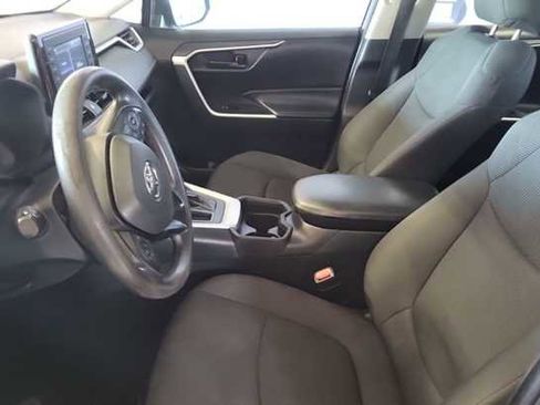 Used 2021 Toyota RAV4 LE image 5