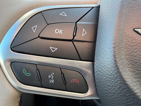 Used 2017 Chrysler Pacifica Limited w/ UConnect Theater Package image 18