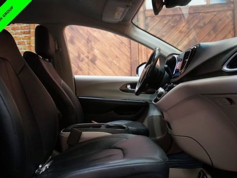 Used 2019 Chrysler Pacifica Touring-L w/ Advanced Safetytec Group image 51