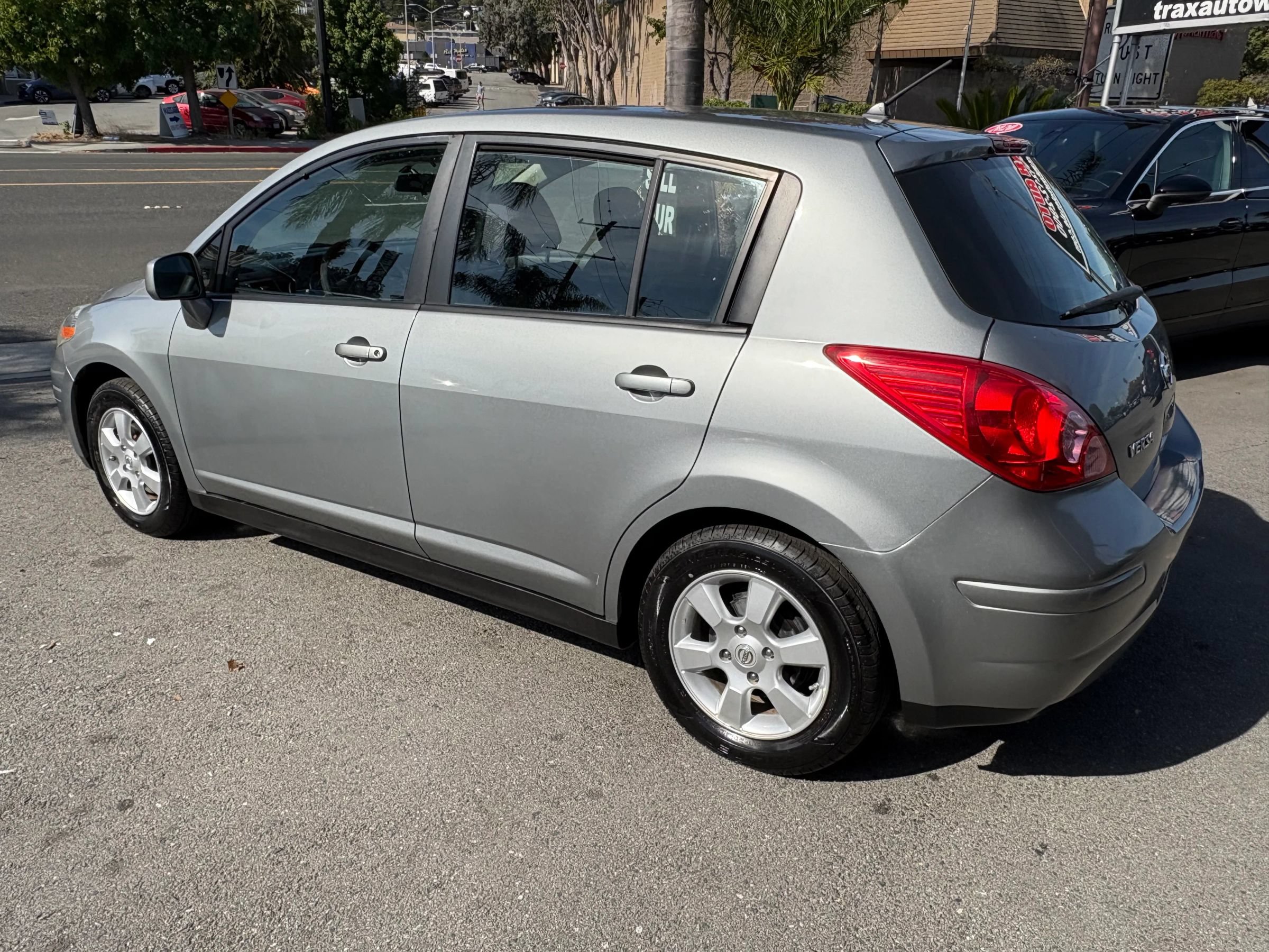Used 2007 Nissan Versa Hatchback FWD image 5