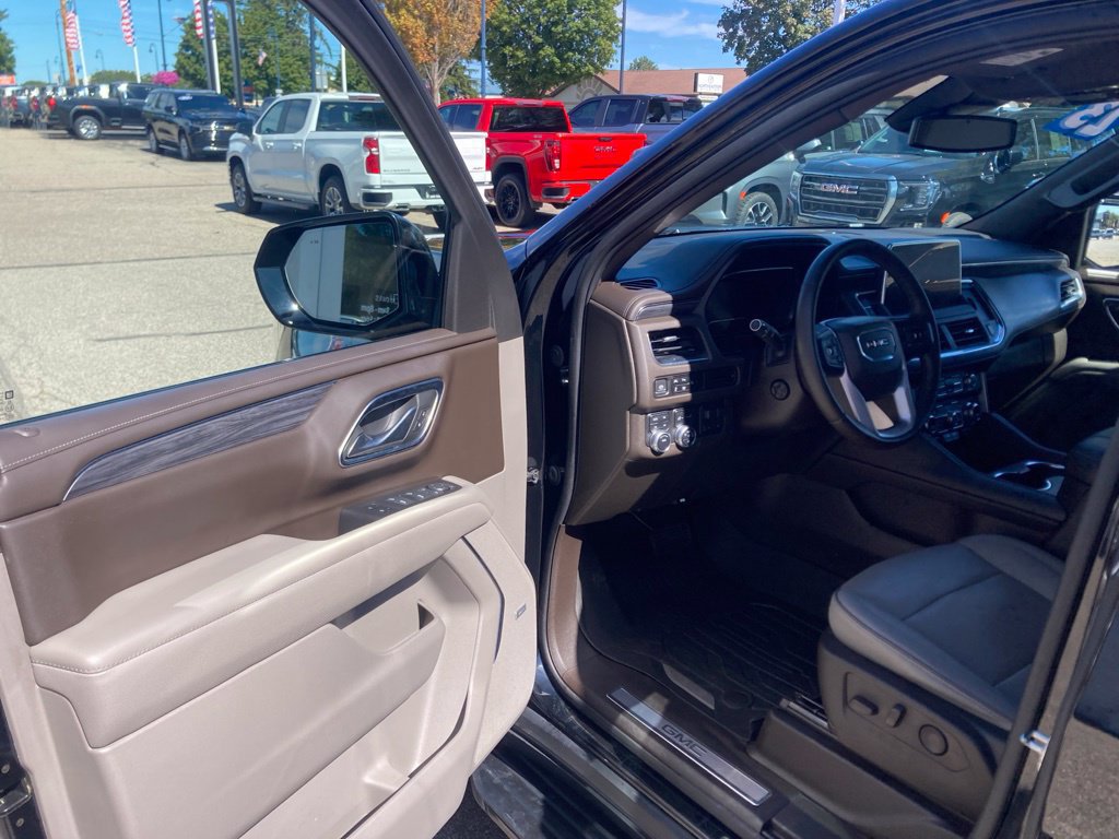 Certified 2023 GMC Yukon SLT w/ SLT Luxury Package AWD/4WD image 23