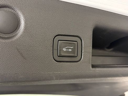Used 2024 Chevrolet Equinox LT FWD image 38