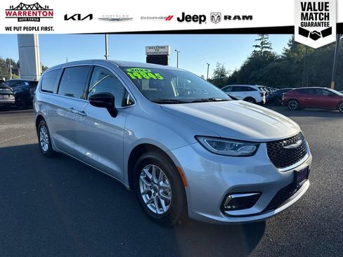 Used 2024 Chrysler Pacifica Touring-L FWD image 5