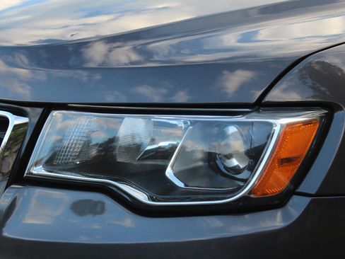 Used 2018 Jeep Grand Cherokee Limited image 38