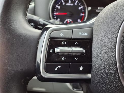 Used 2024 Kia Carnival LX image 17