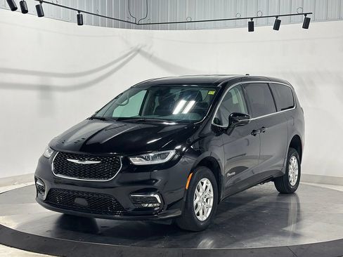 Used 2024 Chrysler Pacifica Touring-L FWD image 2