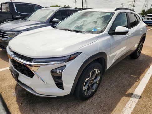 Used 2024 Chevrolet Trax LT FWD image 3
