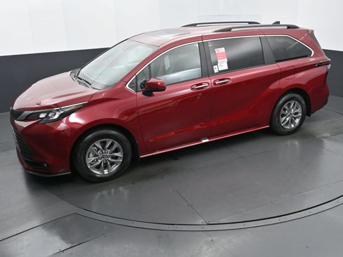 Used 2026 Toyota Sienna XLE FWD image 28