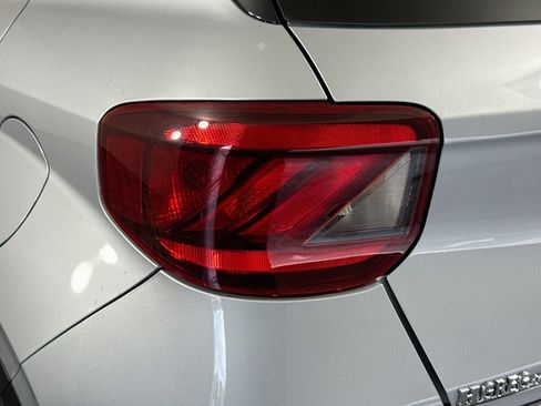 Used 2022 Hyundai Venue SEL FWD image 35