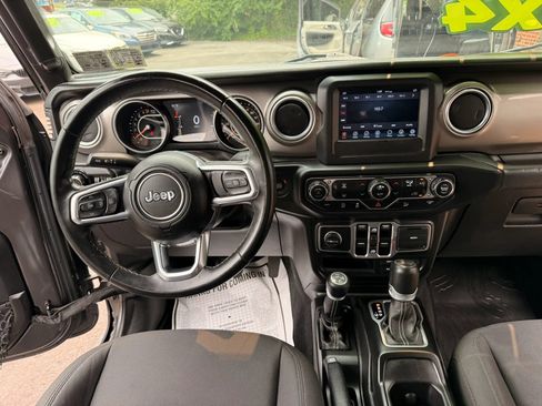 Used 2018 Jeep Wrangler Unlimited Sahara AWD/4WD image 15